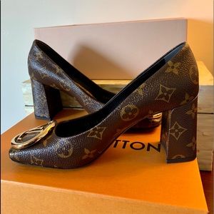 NEW Louis Vuitton Signature Logo Pumps 37